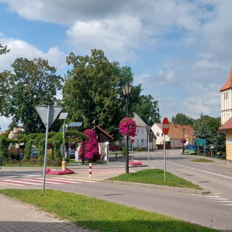 Ostatnia wycieczka: stara kuźnia, wiatrak bez skrzydeł i piękna plaża w Łąkorzu.