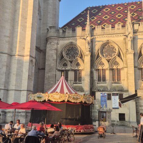 Montereau – małe miasteczko gdzie na nad rzeką stoi Napoleon.